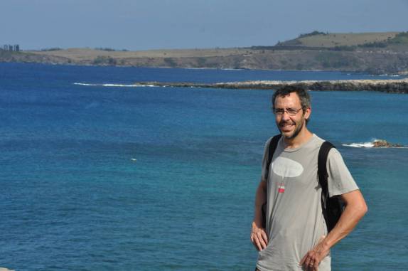 O belo mar de Oneloa Bay, em West Maui, no Havaí